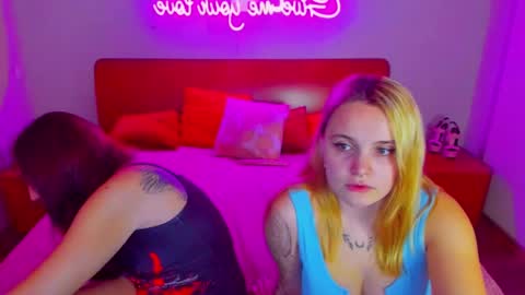 Snapshot of magiceyess chatting on December 29, 8:33 am Lili and Bella online show from December 29, 8:33 am
