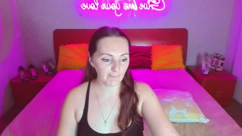 Snapshot of magiceyess chatting on February 15, 10:33 am Lili and Bella online show from February 15, 10:33 am