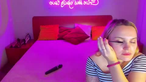 Snapshot of magiceyess chatting on March 11, 7:15 am Lili and Bella online show from March 11, 7:15 am