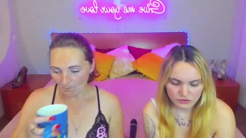 Snapshot of magiceyess chatting on September 11, 6:30 pm Lili and Bella online show from September 11, 6:30 pm