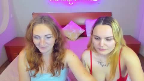 Snapshot of magiceyess chatting on October 2, 5:31 pm Lili and Bella online show from October 2, 5:31 pm