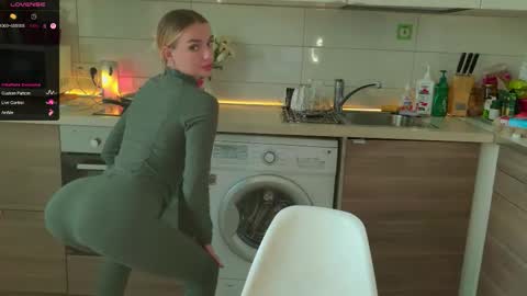 Snapshot of magiclovexo chatting on September 10, 2:22 am MagicLove online show from September 10, 2:22 am