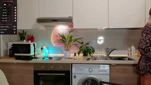 Snapshot of magiclovexo chatting on November 2, 7:55 am MagicLove online show from November 2, 7:55 am