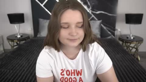 Snapshot of magicpeachhs chatting on July 7, 6:47 am Emily online show from July 7, 6:47 am