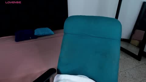 Snapshot of maia_davies chatting on December 9, 12:51 pm Maia online show from December 9, 12:51 pm