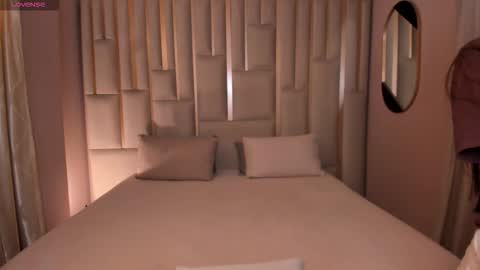 Snapshot of maiacollins chatting on September 20, 6:42 pm Maia online show from September 20, 6:42 pm