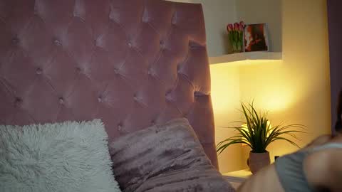 Snapshot of maiamini chatting on September 13, 7:35 pm Maia online show from September 13, 7:35 pm