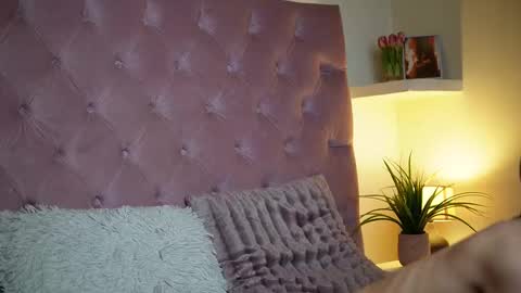 Snapshot of maiamini chatting on November 12, 9:03 pm Maia online show from November 12, 9:03 pm