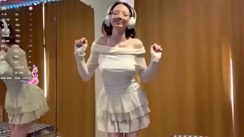 Snapshot of maidacompston chatting on October 4, 8:34 am Elina online show from October 4, 8:34 am