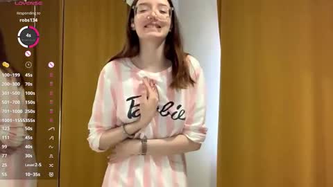 Snapshot of maidacompston chatting on October 22, 8:03 am Elina online show from October 22, 8:03 am