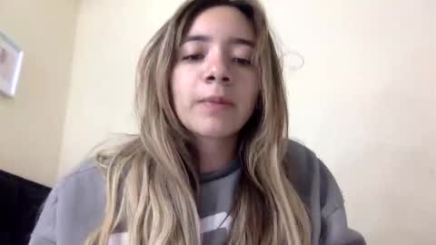 Snapshot of majo_gomezz chatting on May 7, 3:45 am majo_gomezz online show from May 7, 3:45 am