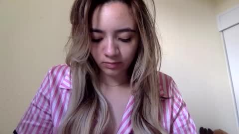 Snapshot of majo_gomezz chatting on May 9, 2:33 pm majo_gomezz online show from May 9, 2:33 pm