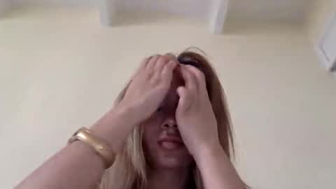 Snapshot of majo_gomezz chatting on May 14, 7:20 pm majo_gomezz online show from May 14, 7:20 pm