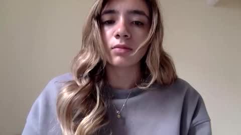 Snapshot of majo_gomezz chatting on May 27, 3:42 pm majo_gomezz online show from May 27, 3:42 pm