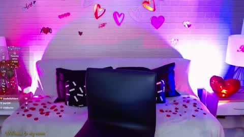 Snapshot of makarena_medina chatting on February 16, 11:49 am Makarena online show from February 16, 11:49 am