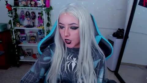 Snapshot of makii_33 chatting on November 23, 11:37 pm ... ... online show from November 23, 11:37 pm