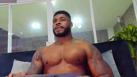 Snapshot of makonneen chatting on December 17, 11:49 am Makonnen online show from December 17, 11:49 am