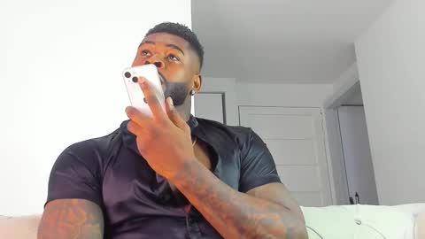 Snapshot of makonneen chatting on November 3, 4:14 am Makonnen online show from November 3, 4:14 am