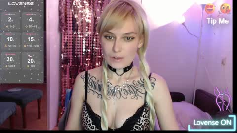 Snapshot of mali_sia chatting on December 22, 1:01 am Mischelle online show from December 22, 1:01 am