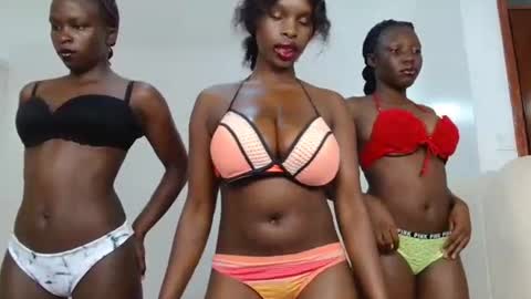 Snapshot of malia_baby chatting on July 24, 3:37 am malia online show from July 24, 3:37 am