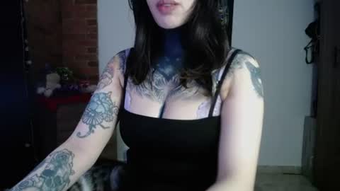 Snapshot of maliceinwonderland25 chatting on June 18, 11:53 pm Alice Asylum online show from June 18, 11:53 pm