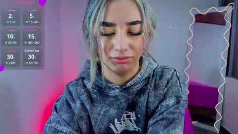 Snapshot of malory_tay chatting on November 6, 7:04 pm Malory online show from November 6, 7:04 pm