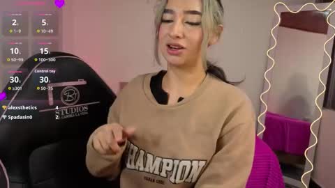 Snapshot of malory_tay chatting on November 7, 7:14 pm Malory online show from November 7, 7:14 pm