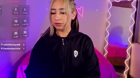 Snapshot of malory_tay chatting on November 23, 11:43 am Malory online show from November 23, 11:43 am