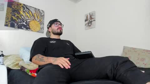 Snapshot of maloy_magic chatting on December 22, 12:29 am maloy_magic online show from December 22, 12:29 am