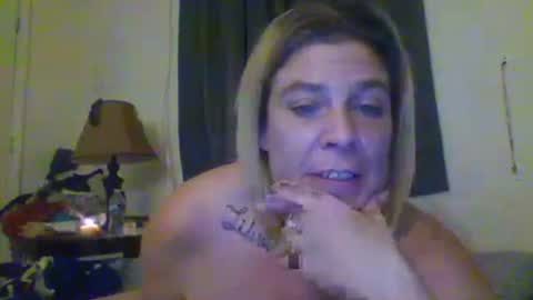 Snapshot of mandilube39 chatting on October 15, 9:42 am mindy22 online show from October 15, 9:42 am