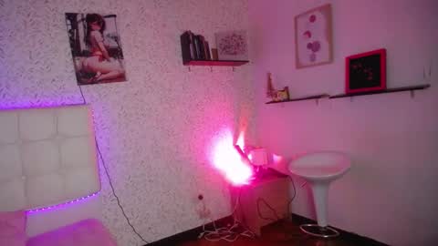 manelyke online show from October 10, 8:30 pm