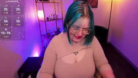 manic_pixie_ online show from June 16, 4:09 pm