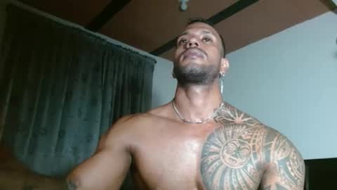 Snapshot of manolofitt chatting on November 2, 2:25 am Manolo online show from November 2, 2:25 am