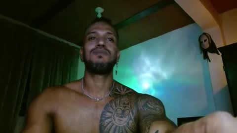 Snapshot of manolofitt chatting on November 19, 1:38 am Manolo online show from November 19, 1:38 am