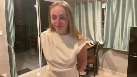 Manon hottie online show from April 23, 2:41 pm