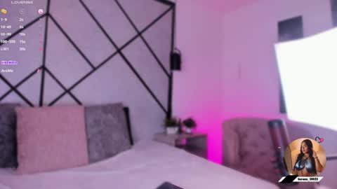 Snapshot of mara_martinez chatting on September 25, 5:22 am online show from September 25, 5:22 am