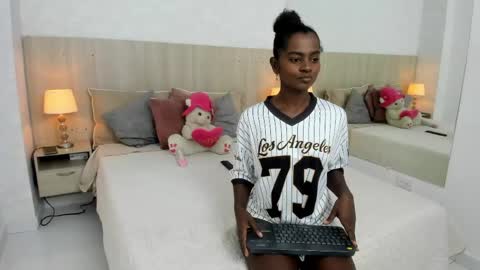 Snapshot of mara_sinclair chatting on June 2, 7:16 pm Mara Sinclair online show from June 2, 7:16 pm