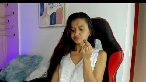 Snapshot of maraiah_petit chatting on September 9, 7:13 pm Mara online show from September 9, 7:13 pm