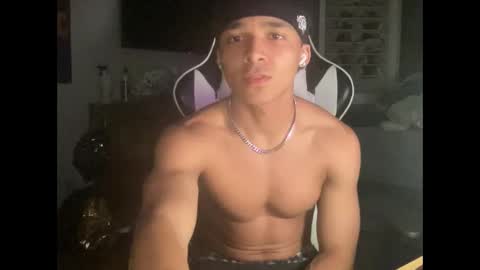 Snapshot of marcellorey chatting on June 1, 10:28 am poyzennus online show from June 1, 10:28 am