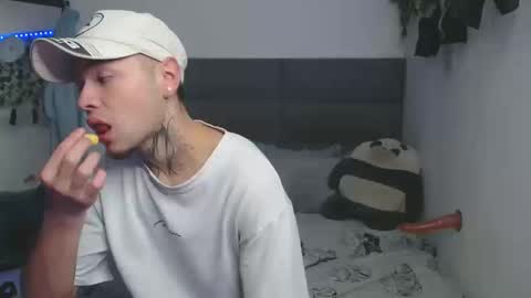 Snapshot of marcelo_m1lk chatting on October 16, 5:52 am marcelo_m1lk online show from October 16, 5:52 am