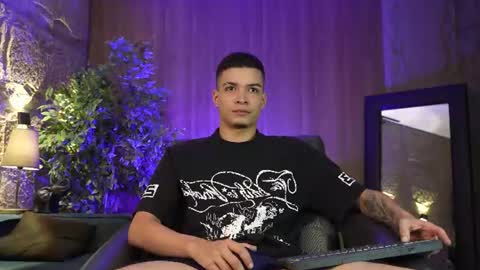 Snapshot of marcoyethan chatting on June 24, 4:33 am Marco and Ethan online show from June 24, 4:33 am