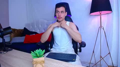 Snapshot of marcus_hanks chatting on December 14, 5:46 am Marcus Hanks online show from December 14, 5:46 am