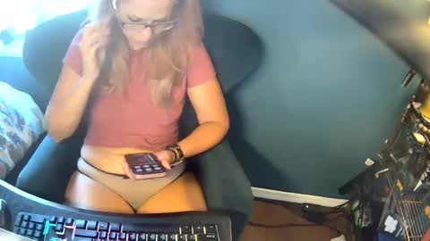 Snapshot of margolane chatting on September 17, 12:51 pm Elle online show from September 17, 12:51 pm