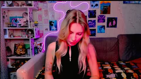 Snapshot of maria_hunt chatting on December 6, 3:30 am Maria online show from December 6, 3:30 am