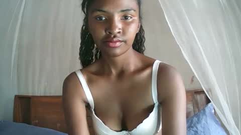 Snapshot of mariah586 chatting on November 19, 5:29 am Maria online show from November 19, 5:29 am