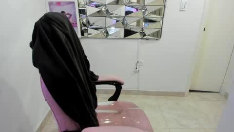 Snapshot of mariana01_m chatting on June 24, 12:04 pm mariana01_m online show from June 24, 12:04 pm