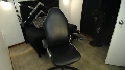 Snapshot of marianarojas_ chatting on May 21, 7:15 am Mariana online show from May 21, 7:15 am