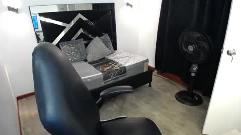 Snapshot of marianarojas_ chatting on June 13, 4:54 am Mariana online show from June 13, 4:54 am