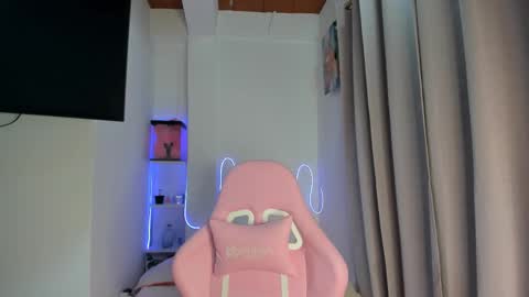 Snapshot of mariangel_3 chatting on October 22, 12:11 am Mariangel online show from October 22, 12:11 am