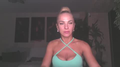Snapshot of marianna1977 chatting on August 3, 7:17 pm marianna1977 online show from August 3, 7:17 pm